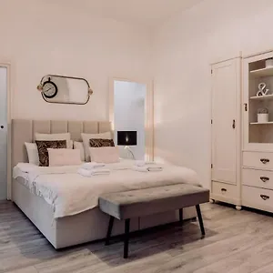 Wenceslas Square / Main Station - New Studio***** Apartment